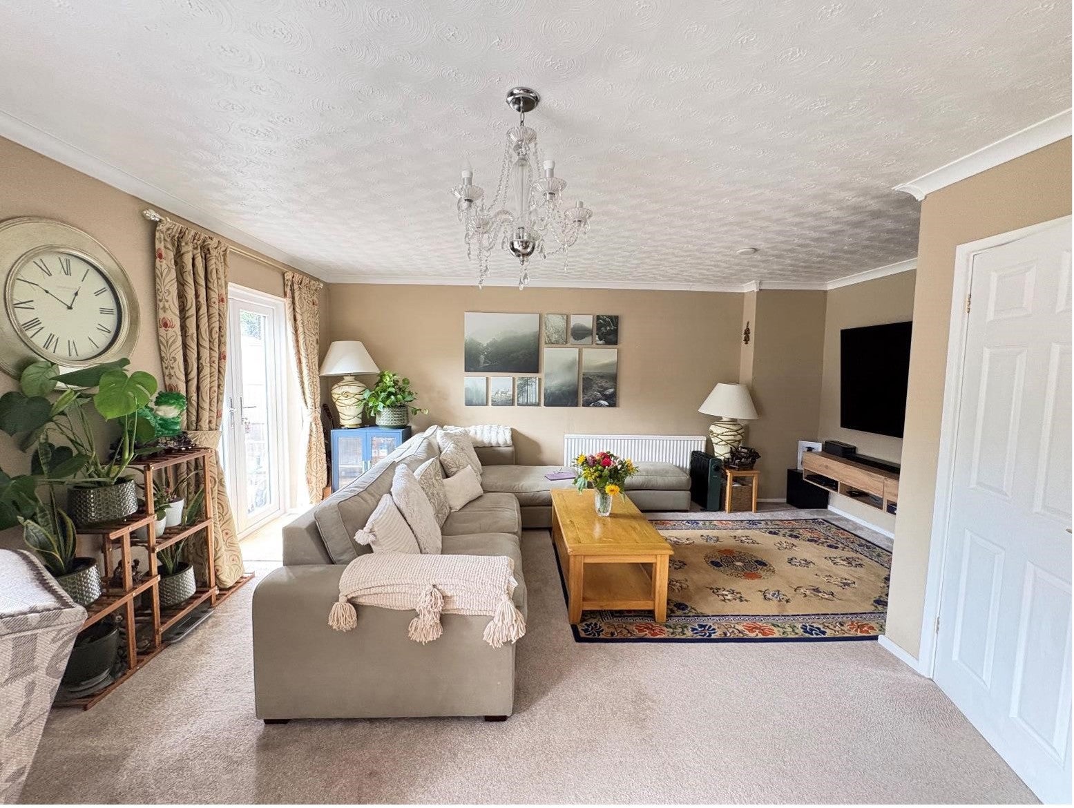 House Loddon Way in Guildford