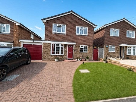 House Loddon Way in Guildford