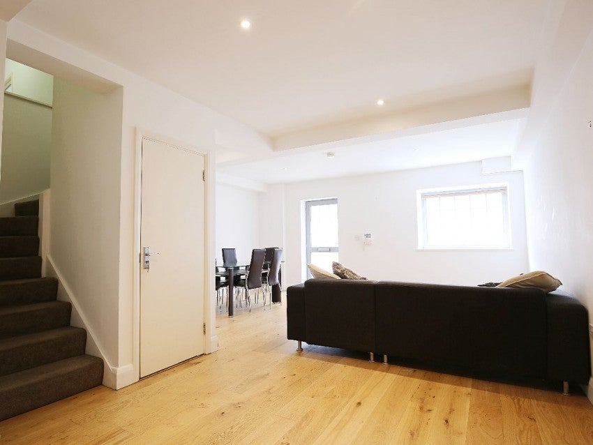 Flat Holloway Road in Greater London