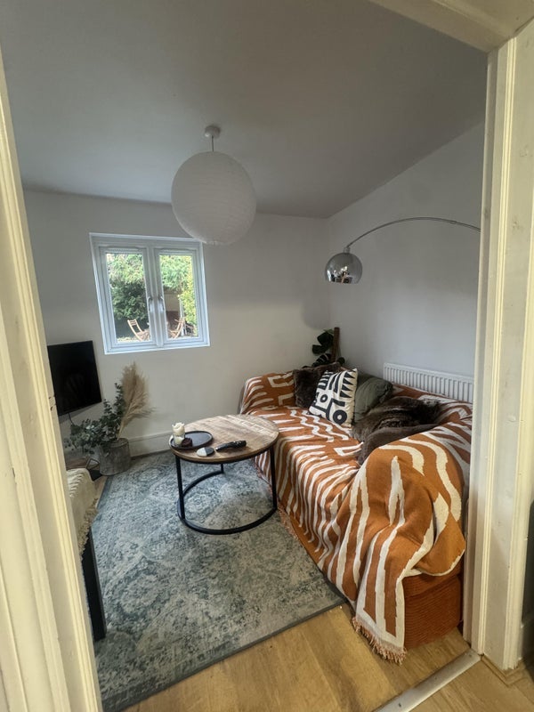 Flat Cann Hall Road in Greater London