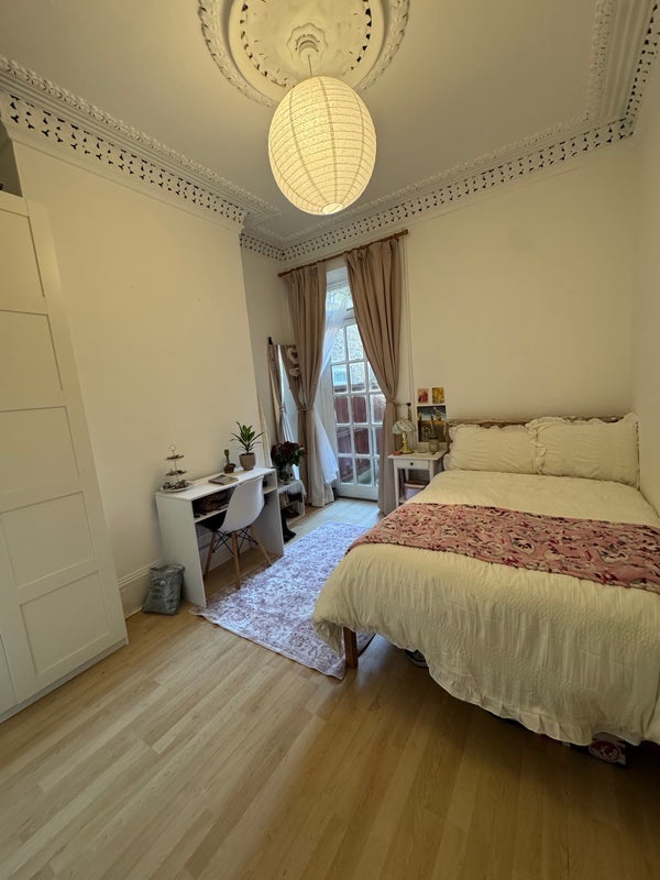 Flat Cann Hall Road in Greater London