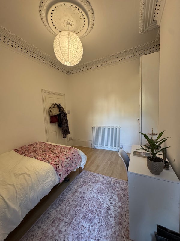 Flat Cann Hall Road in Greater London
