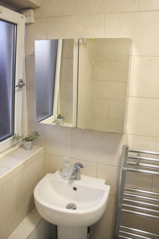 Room Tiverton Road in Greater London