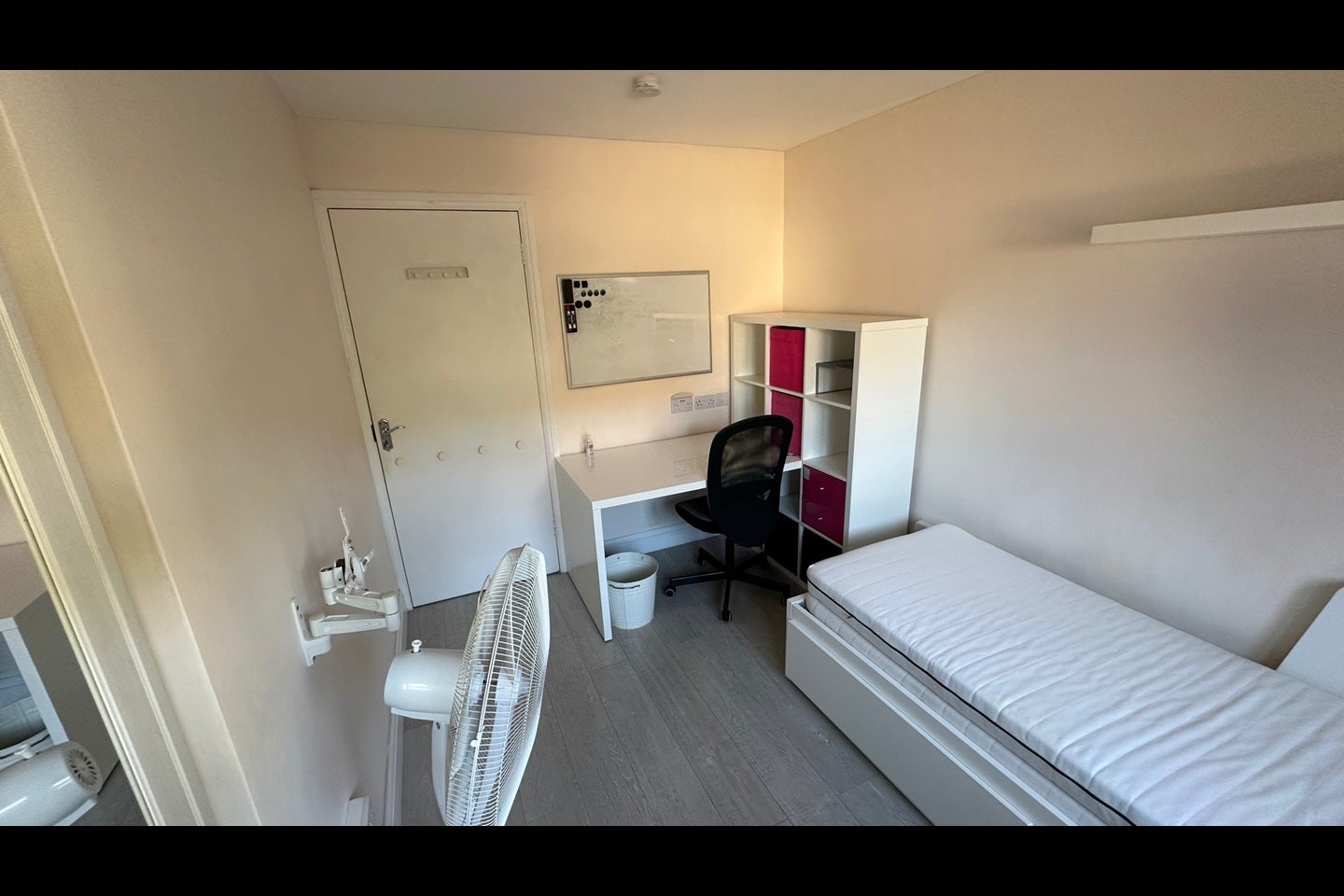 Room Sycamore Close in Greater London