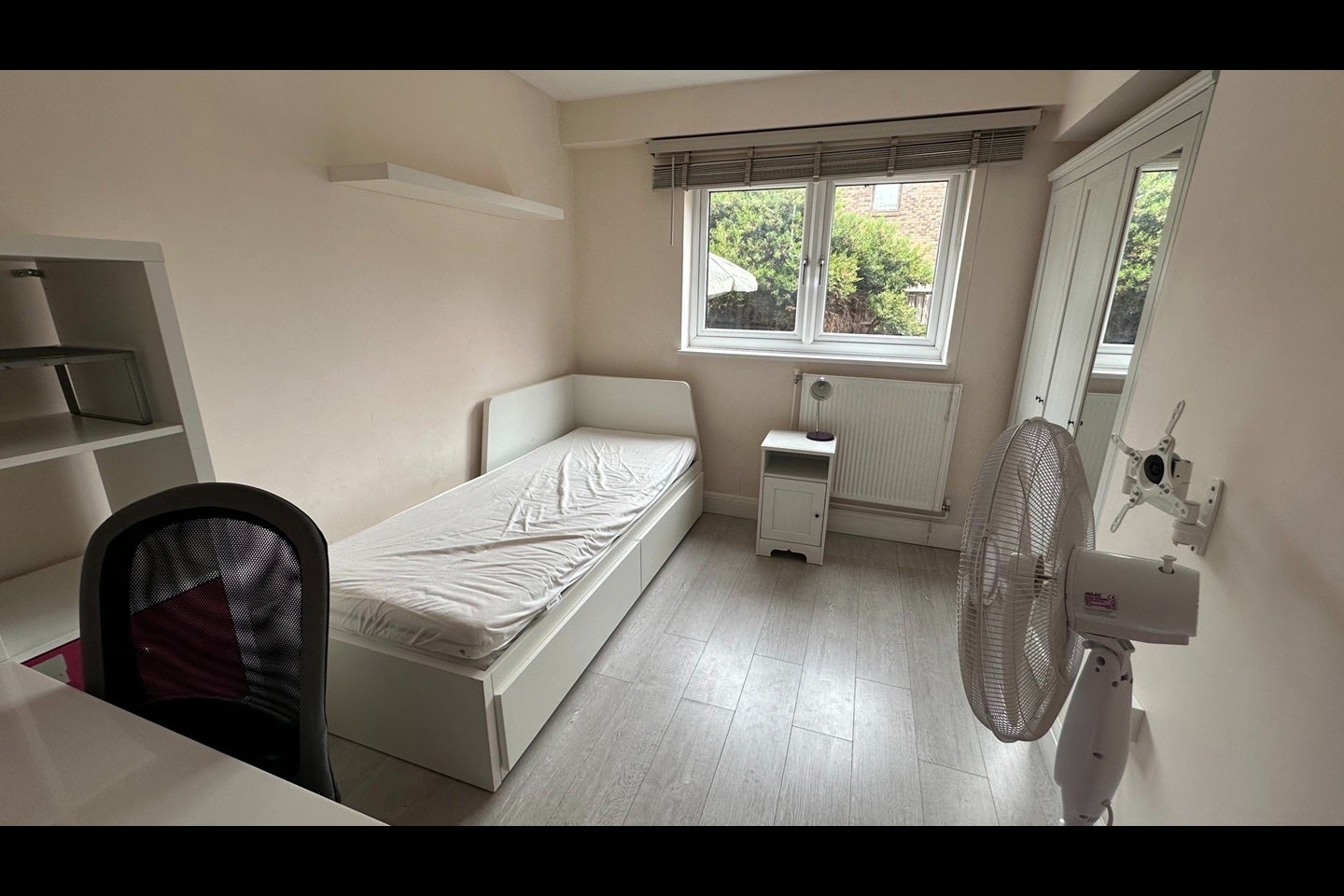 Room Sycamore Close in Greater London