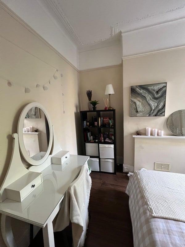 Room Sydney Road in Greater London