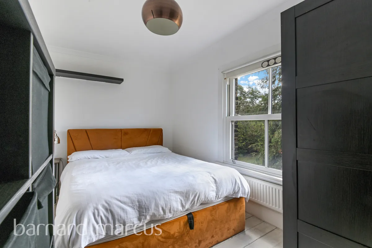 Flat Oakdale Road in Greater London