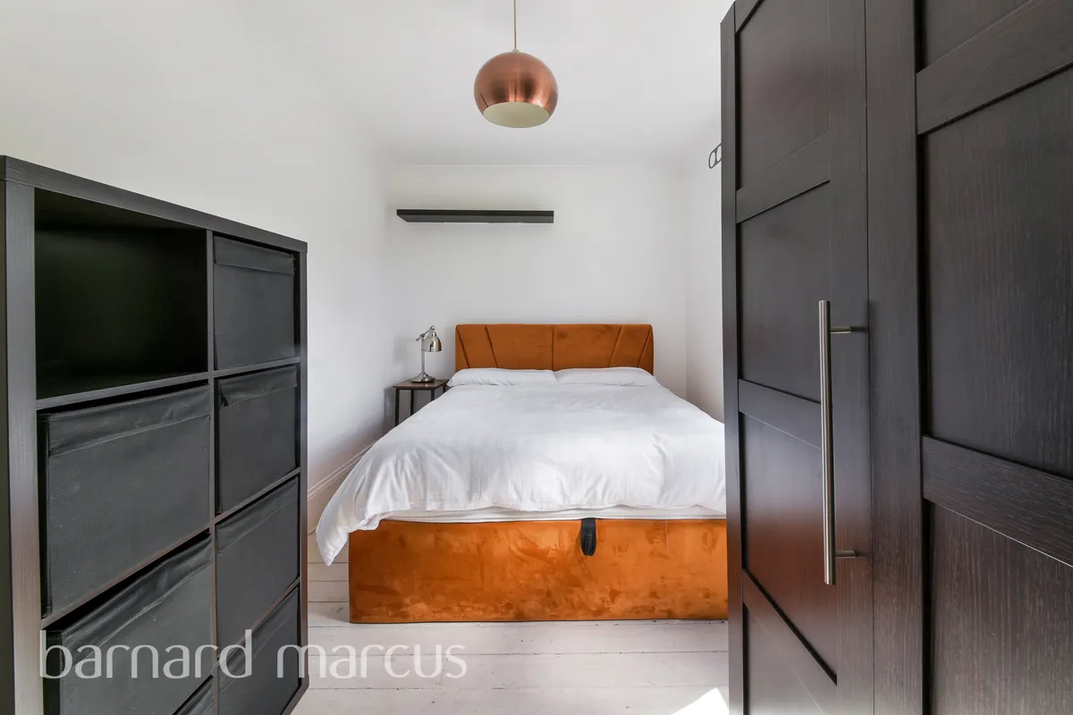 Flat Oakdale Road in Greater London