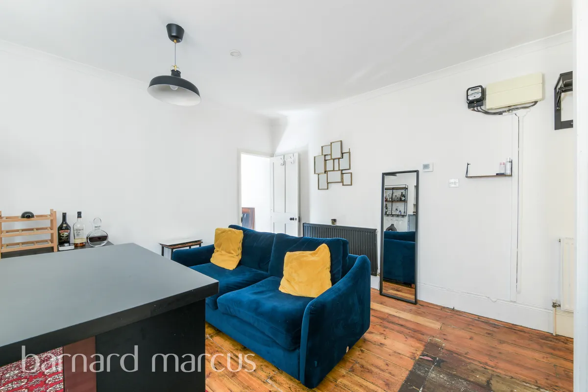 Flat Oakdale Road in Greater London