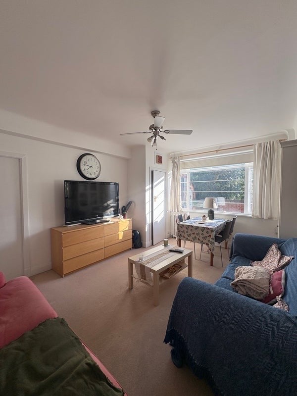 Flat Balham High Road in Greater London