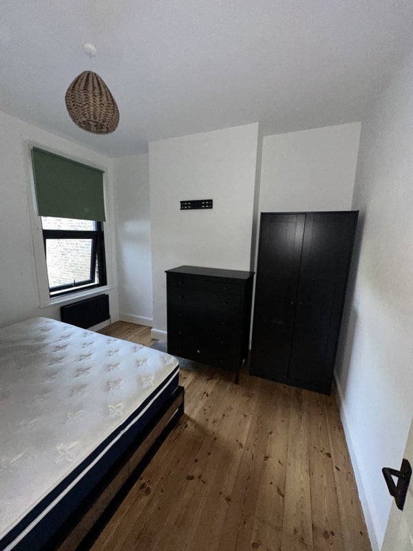Room Rothschild Road in Greater London
