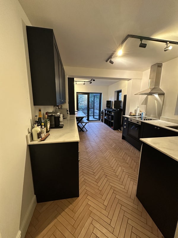 Room Rothschild Road in Greater London