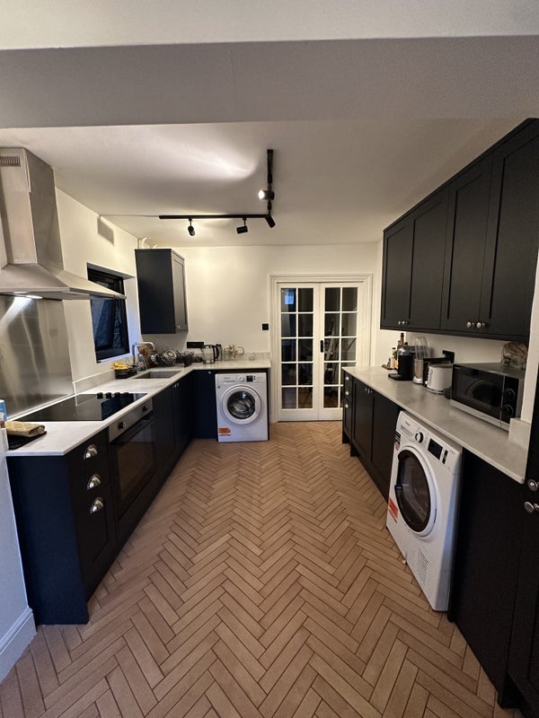 Room Rothschild Road in Greater London
