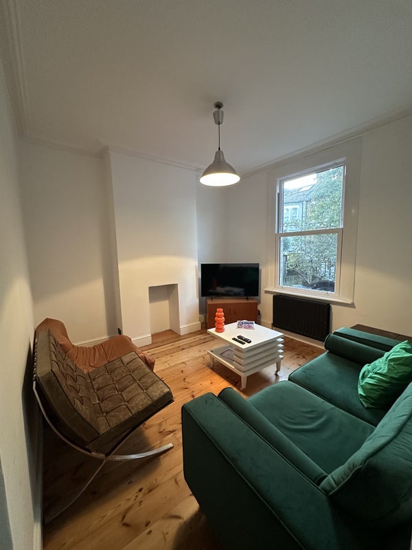 Room Rothschild Road in Greater London