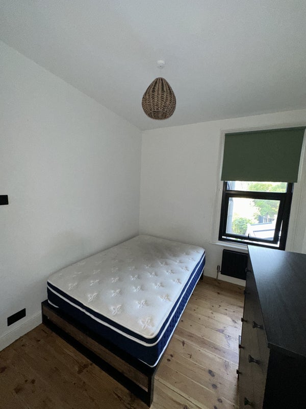 Room Rothschild Road in Greater London