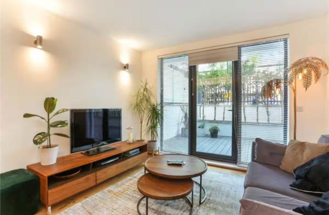 Flat Barlby Road in Greater London
