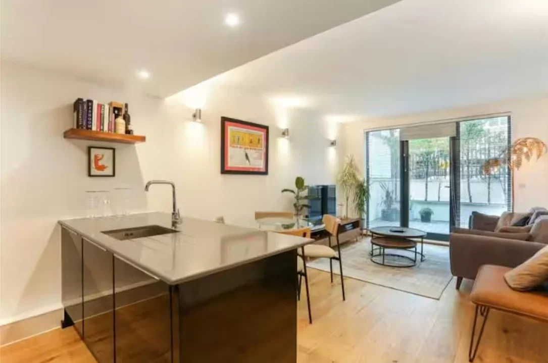 Flat Barlby Road in Greater London