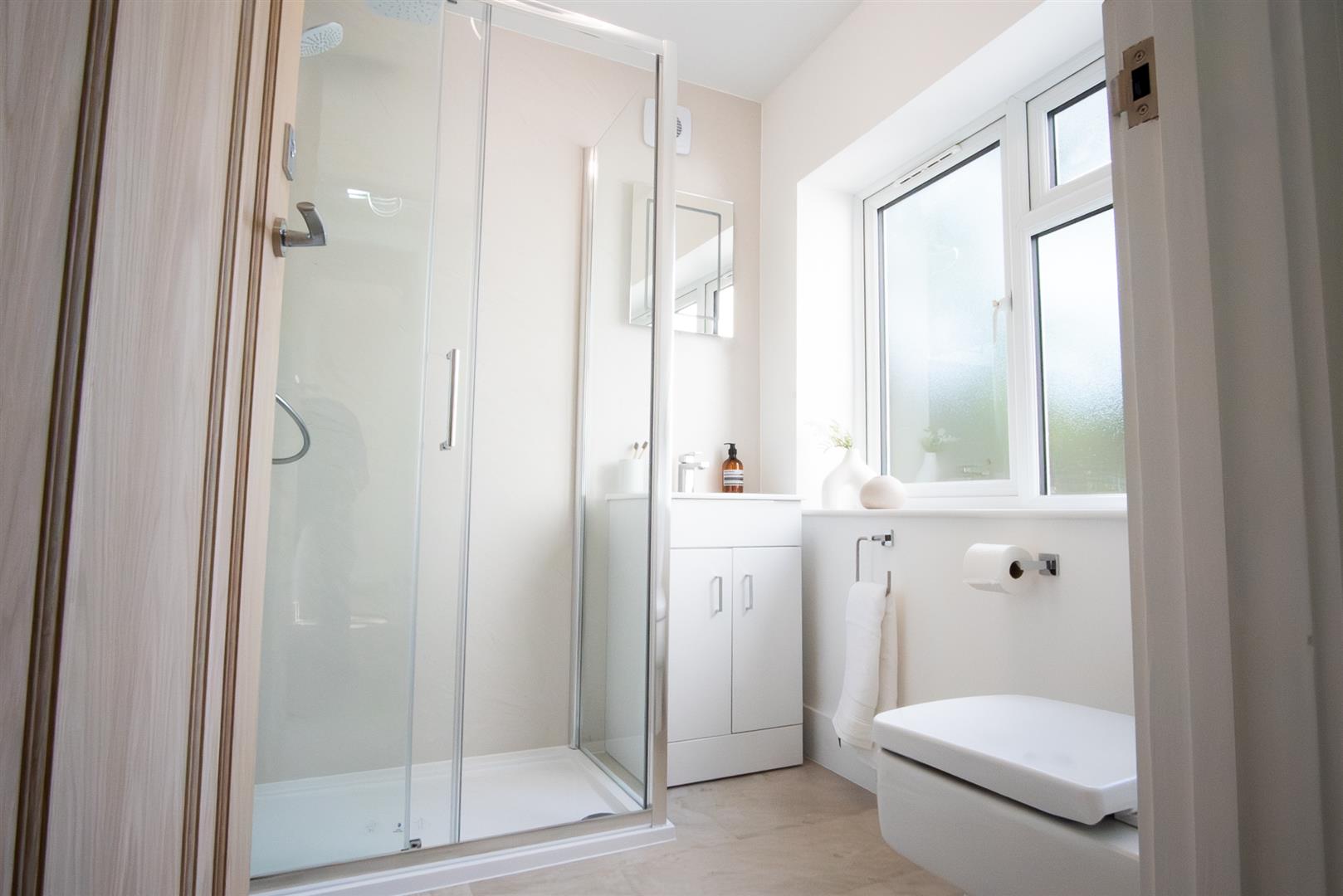 Room Fishponds Road in Bristol