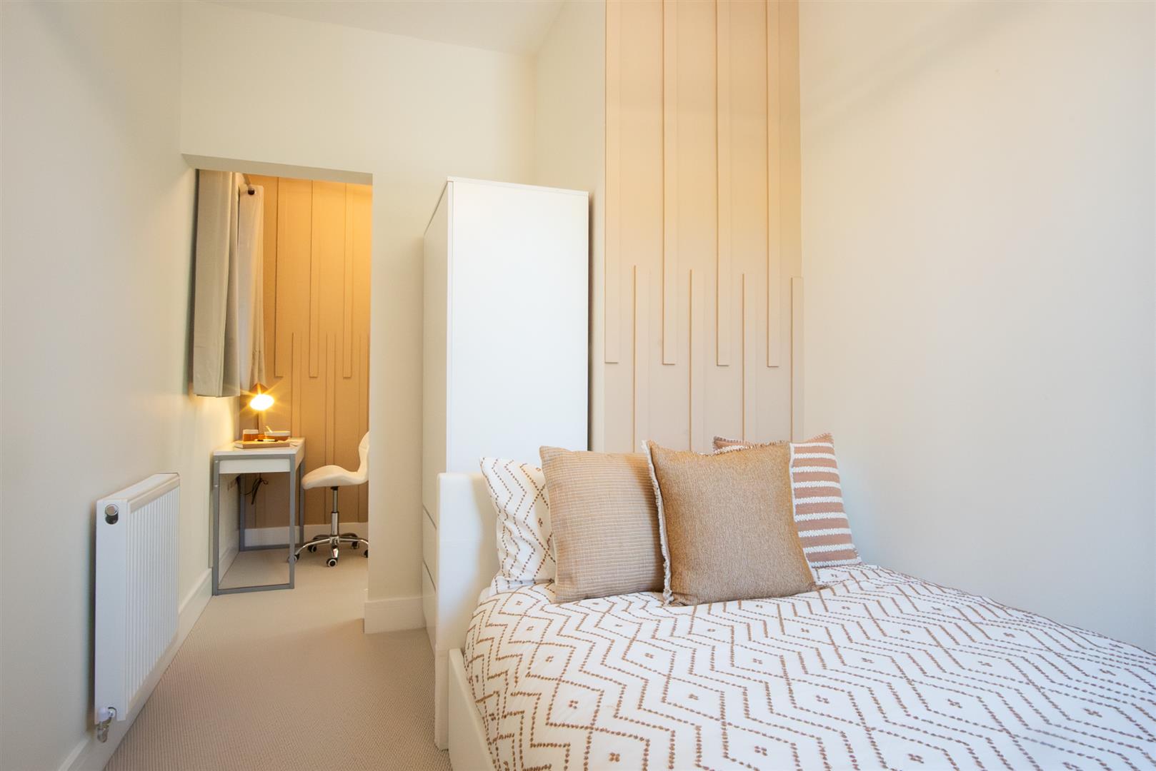 Room Fishponds Road in Bristol
