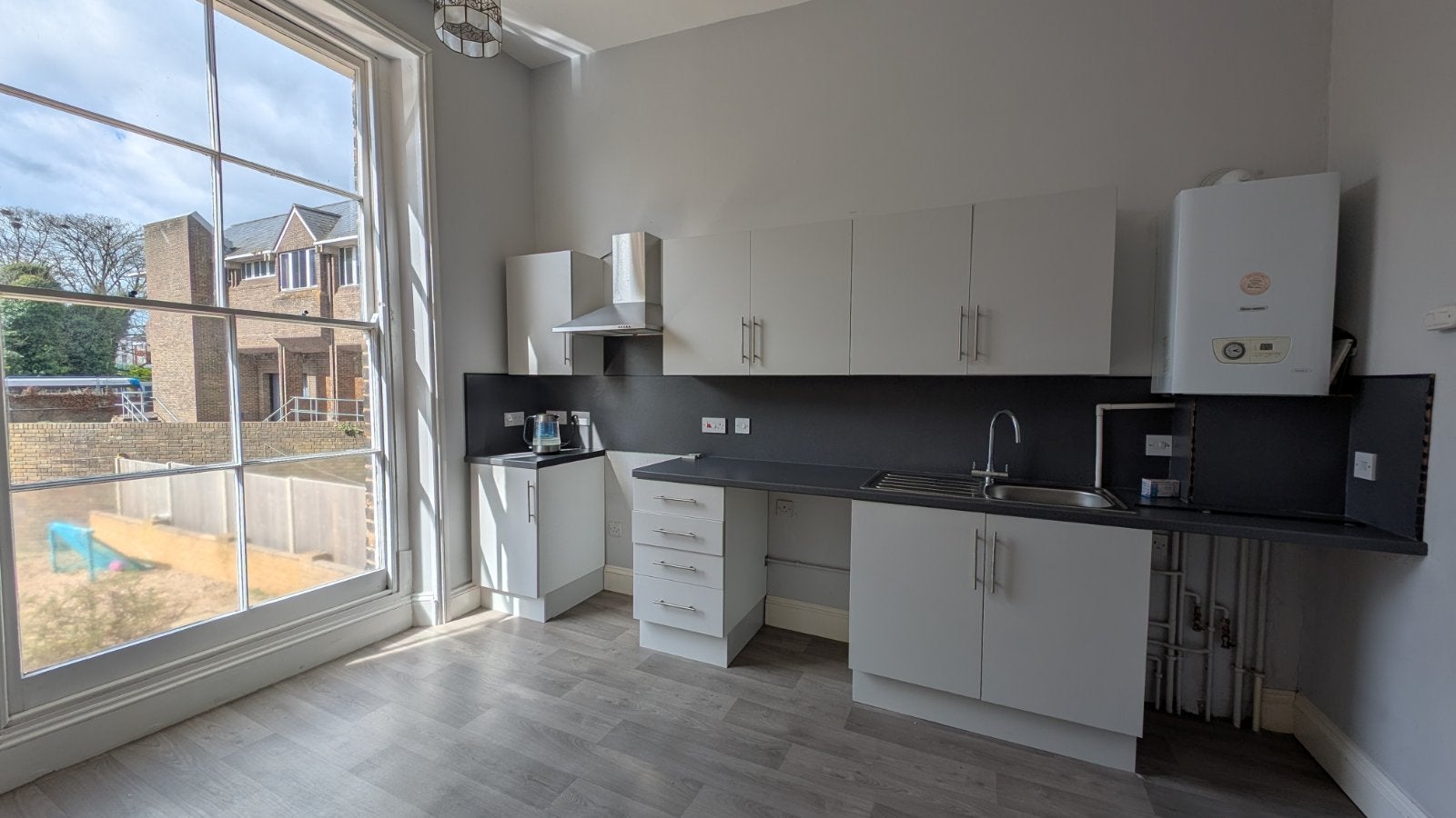 Flat Maison Dieu Road in Dover