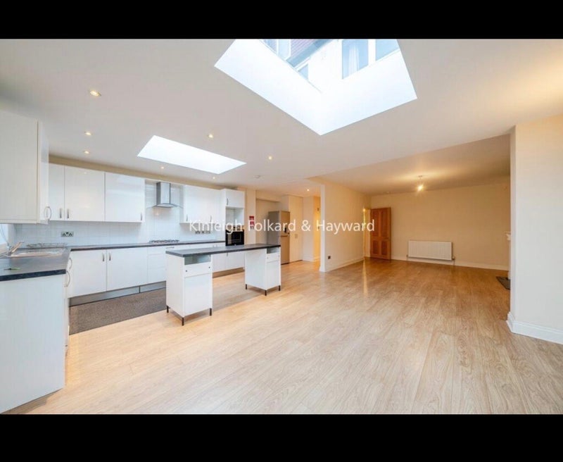 Room Pendennis Road in Greater London