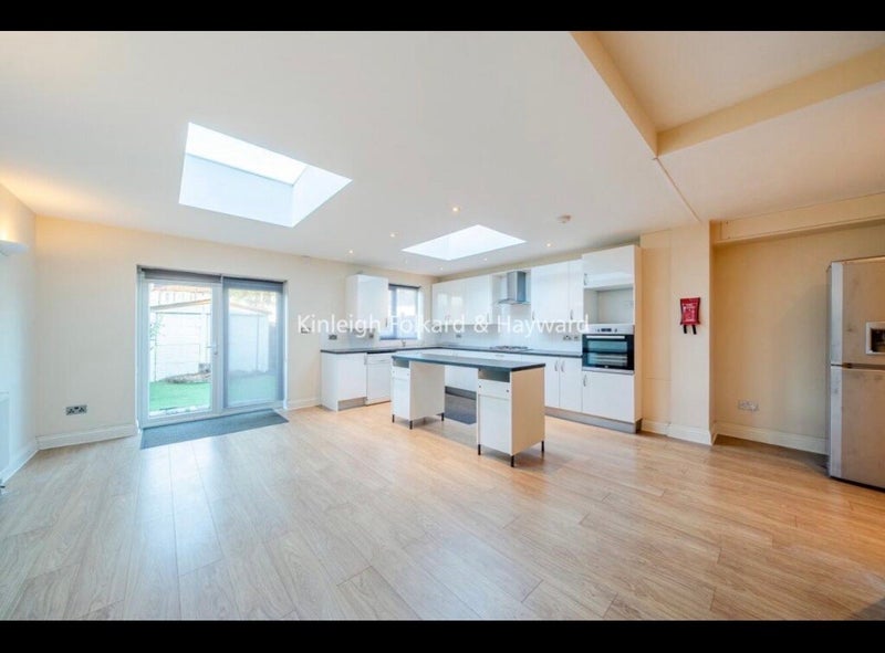 Room Pendennis Road in Greater London