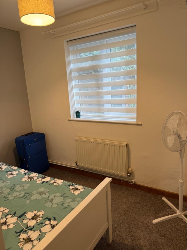 Room Four Pounds Avenue in Coventry