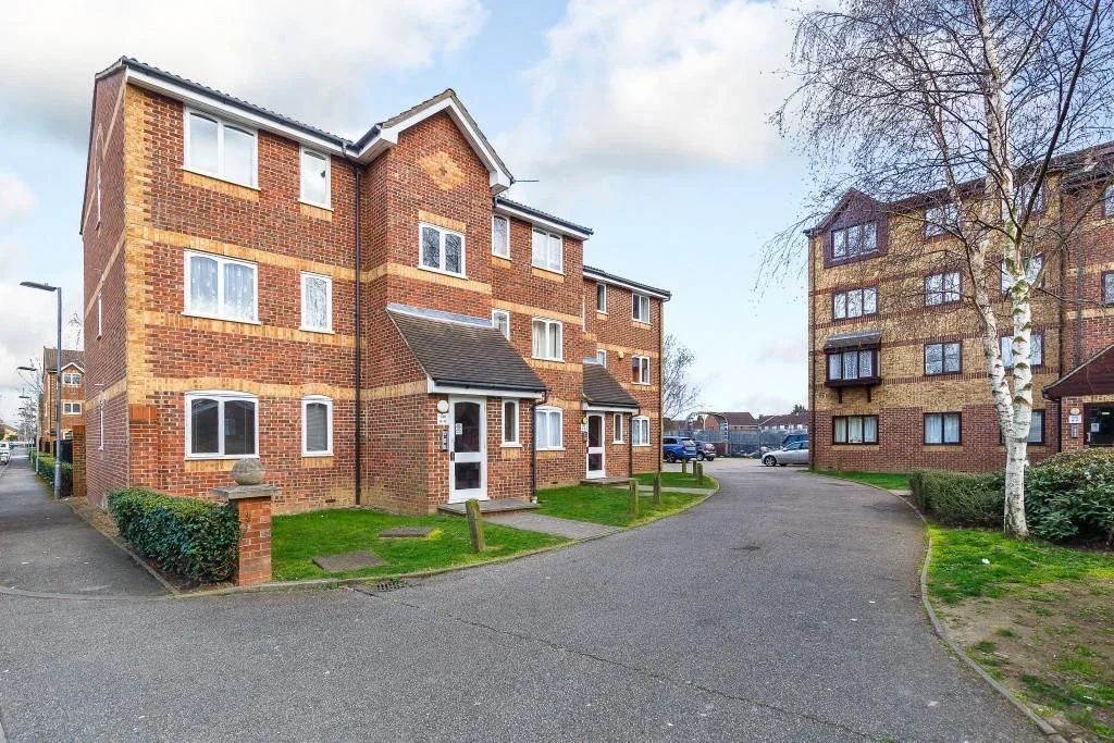 Flat Greenslade Road in Greater London