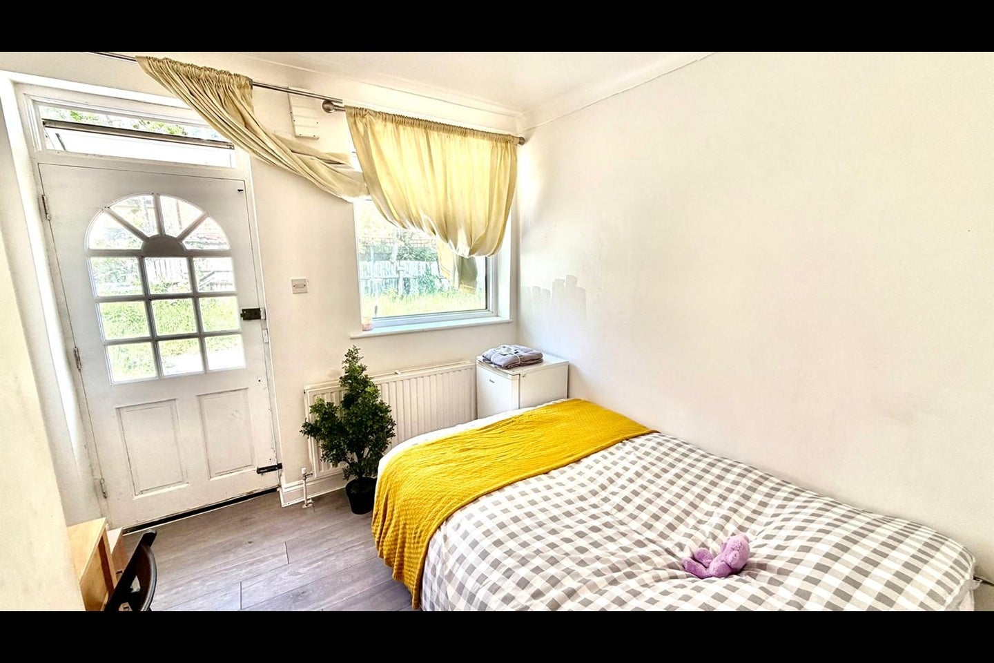 Room Lancelot Avenue in Greater London