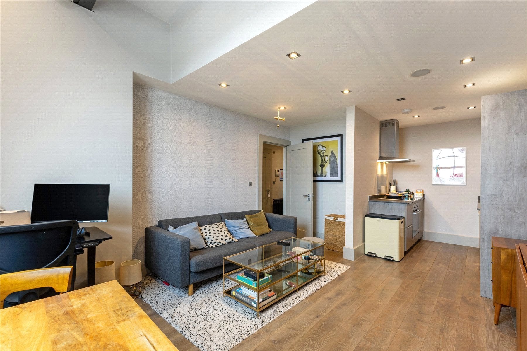 Flat Dunstable Road in Greater London