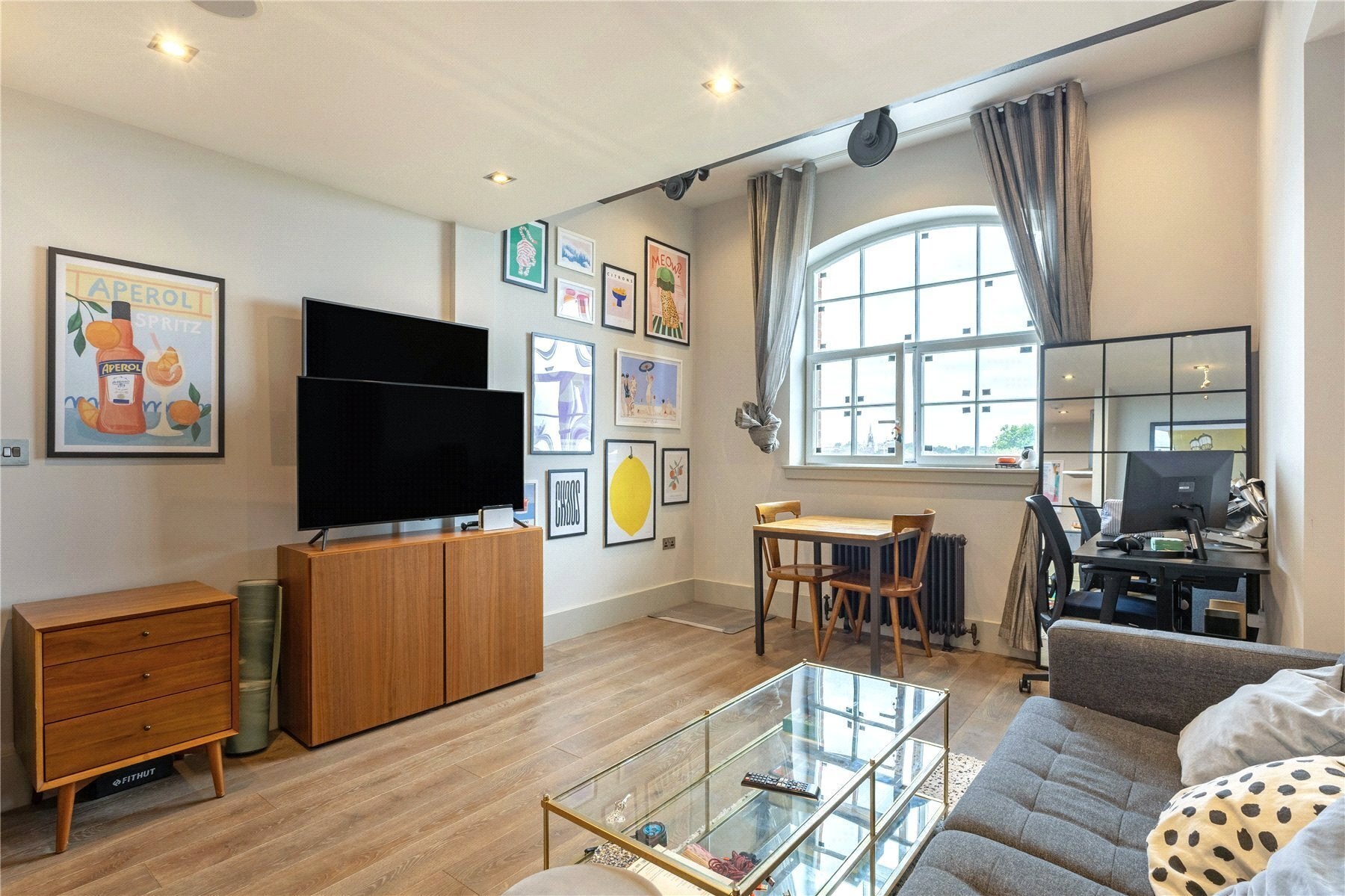 Flat Dunstable Road in Greater London