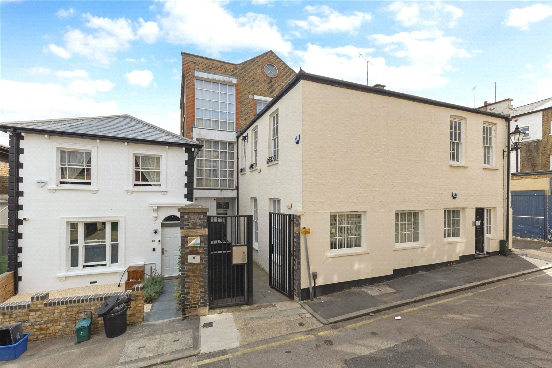 Flat Dunstable Road in Greater London