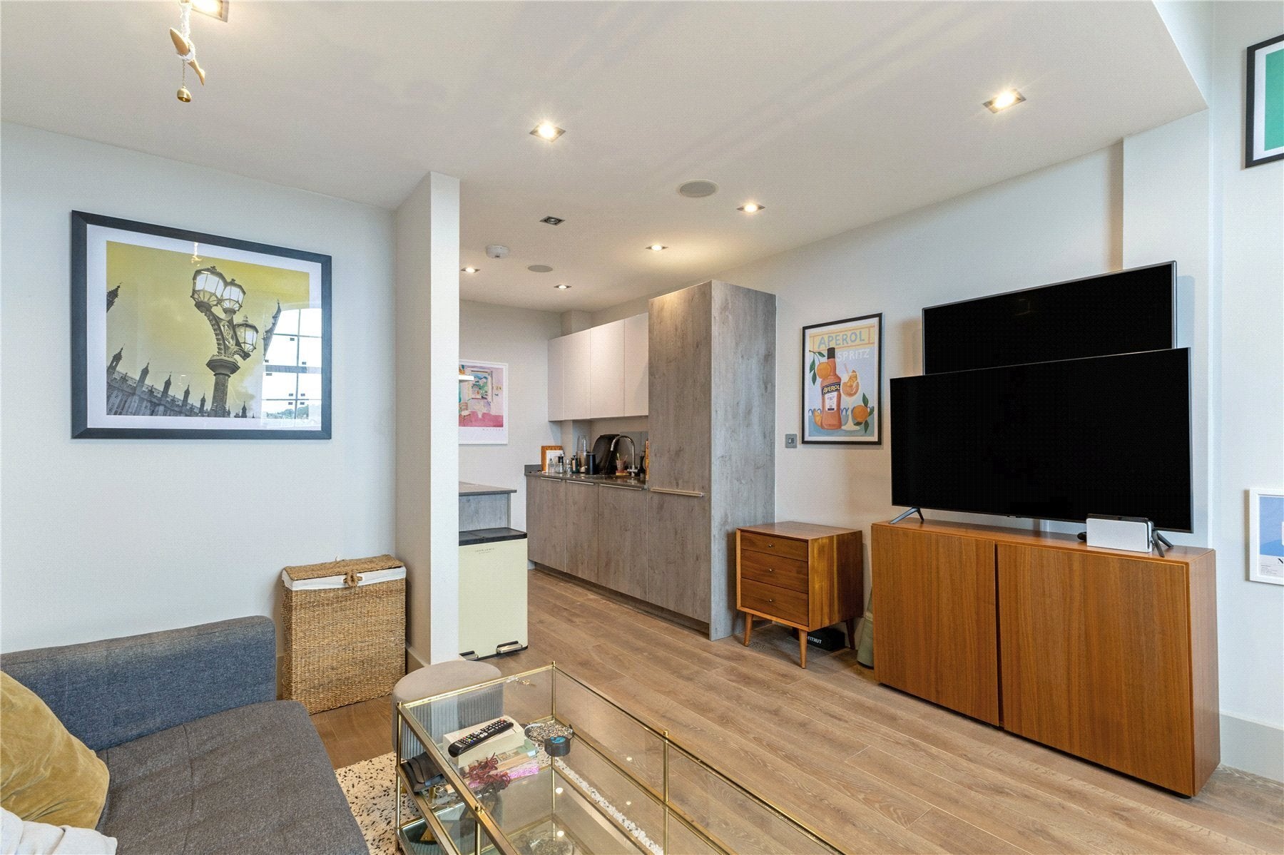 Flat Dunstable Road in Greater London