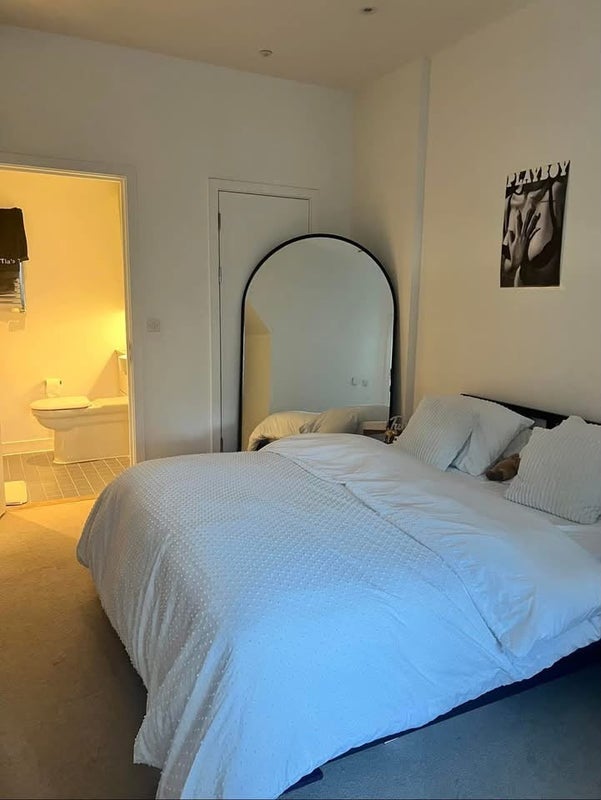 Room Cheering Lane in Greater London