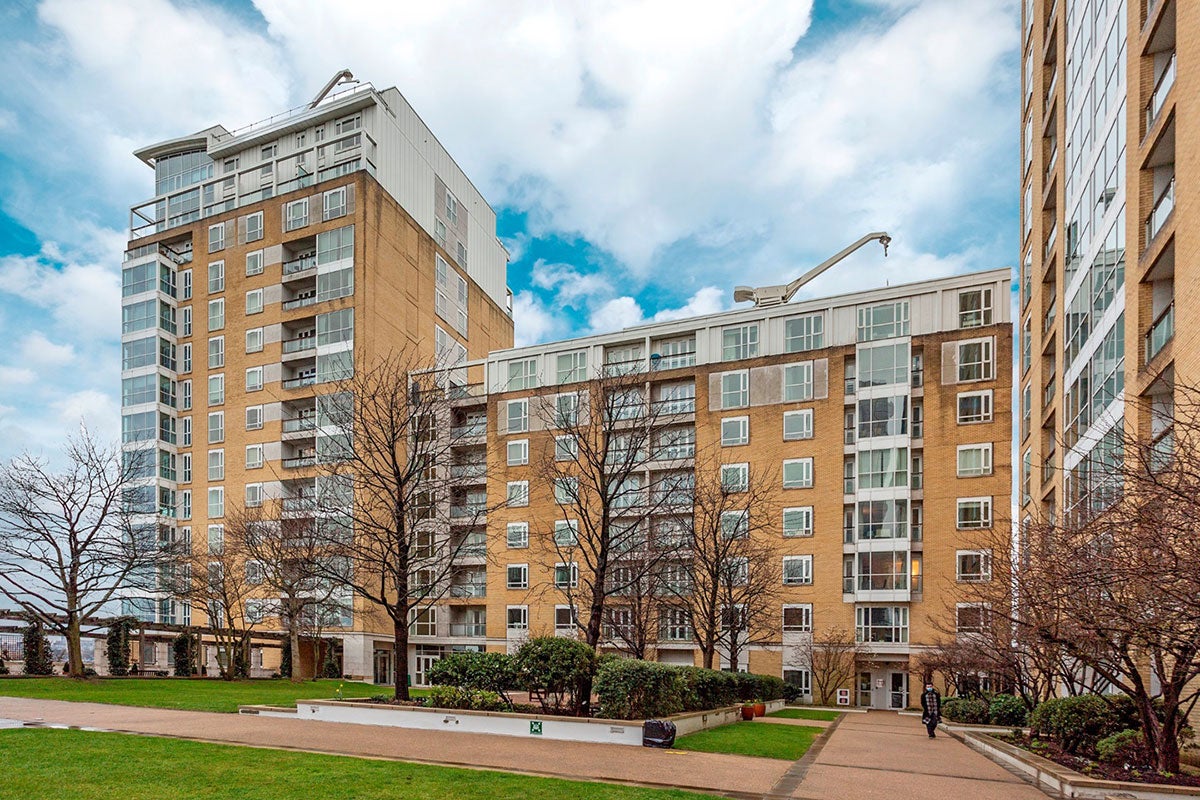 Flat Westferry Circus in Greater London