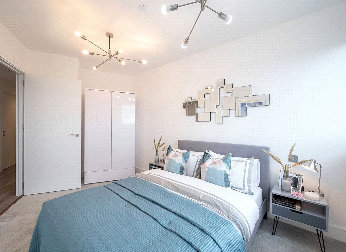 Flat Healum Avenue in Greater London