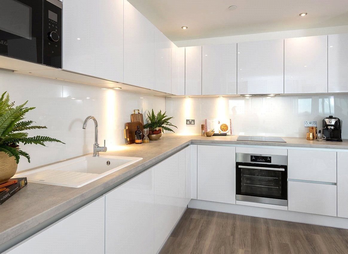 Flat Healum Avenue in Greater London