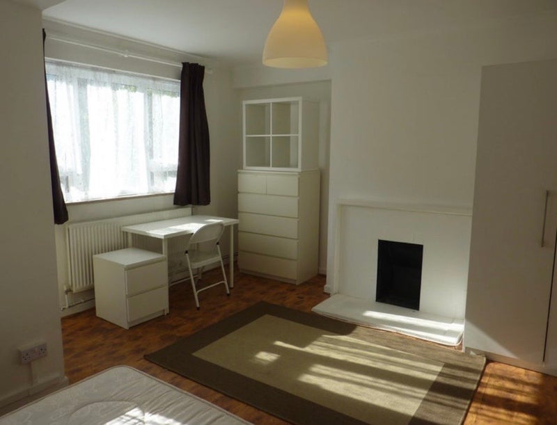 Room Augustus Street in Greater London