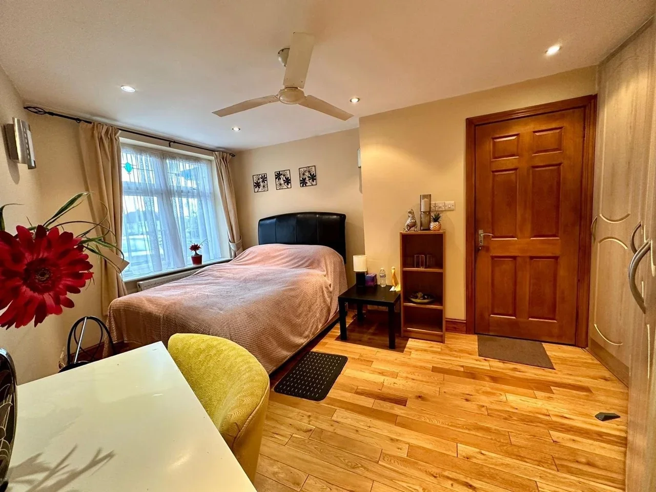 Room Fernwood Avenue in Greater London
