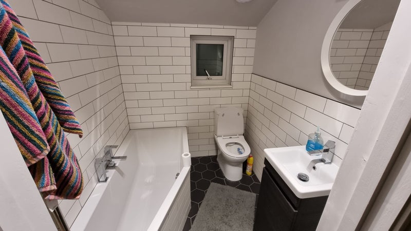 Room Coverton Road in Greater London