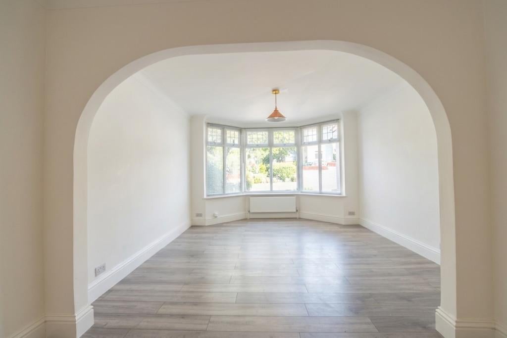 Flat Peter Avenue in Greater London