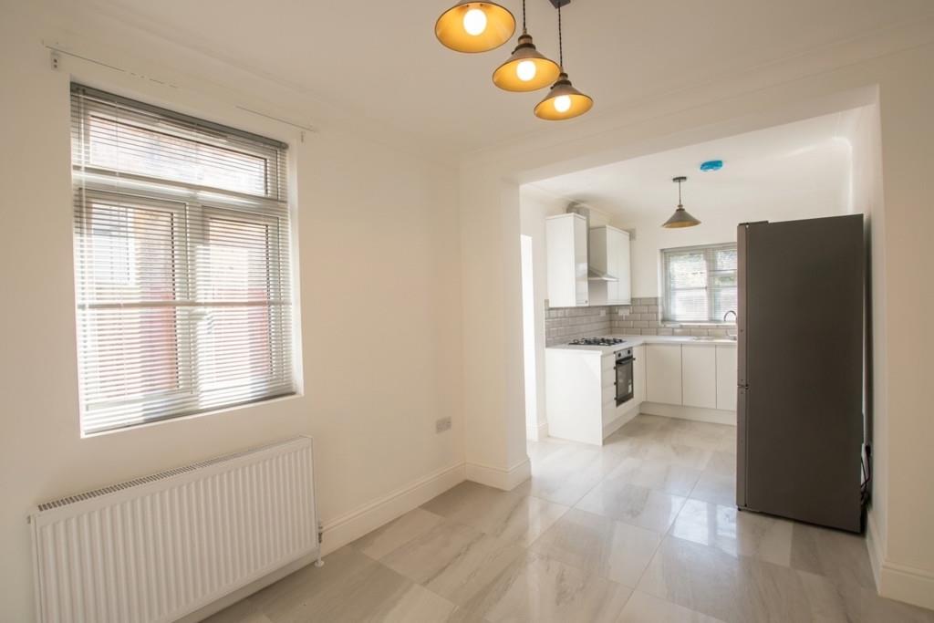 Flat Peter Avenue in Greater London
