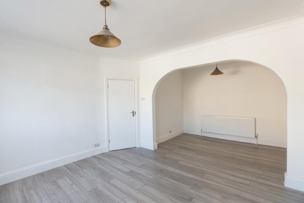 Flat Peter Avenue in Greater London