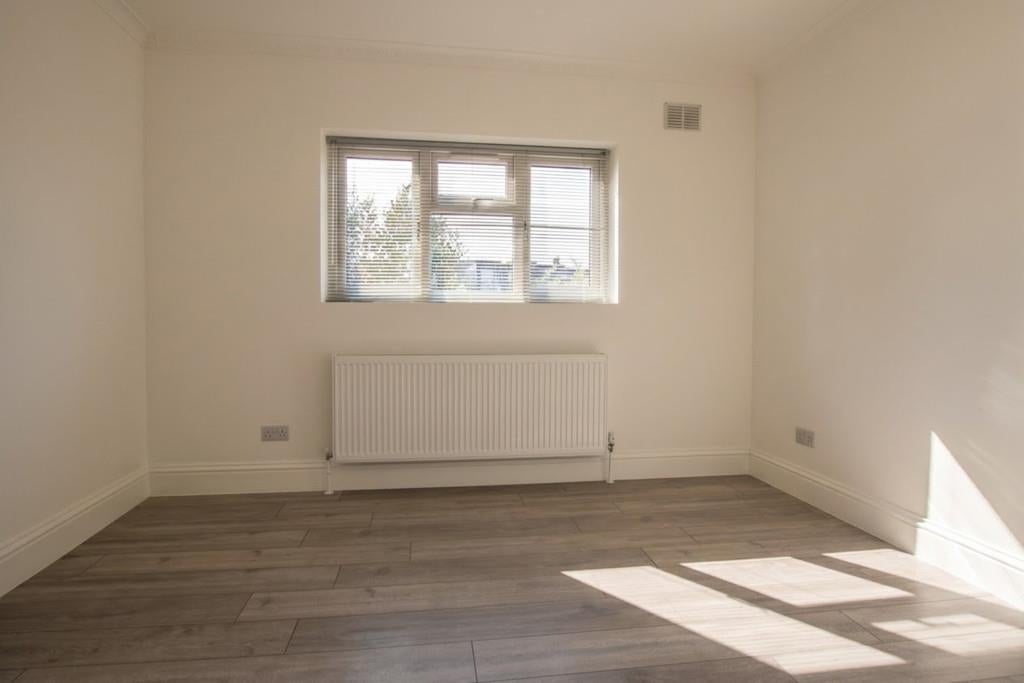 Flat Peter Avenue in Greater London