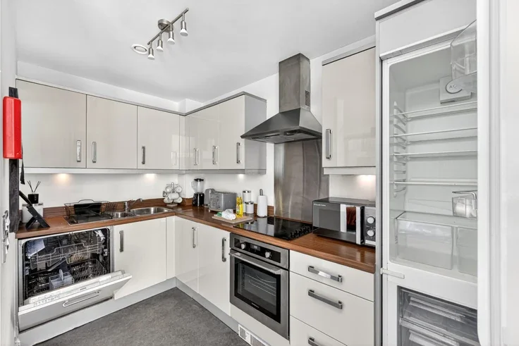 Flat Mortimer Square in Milton Keynes