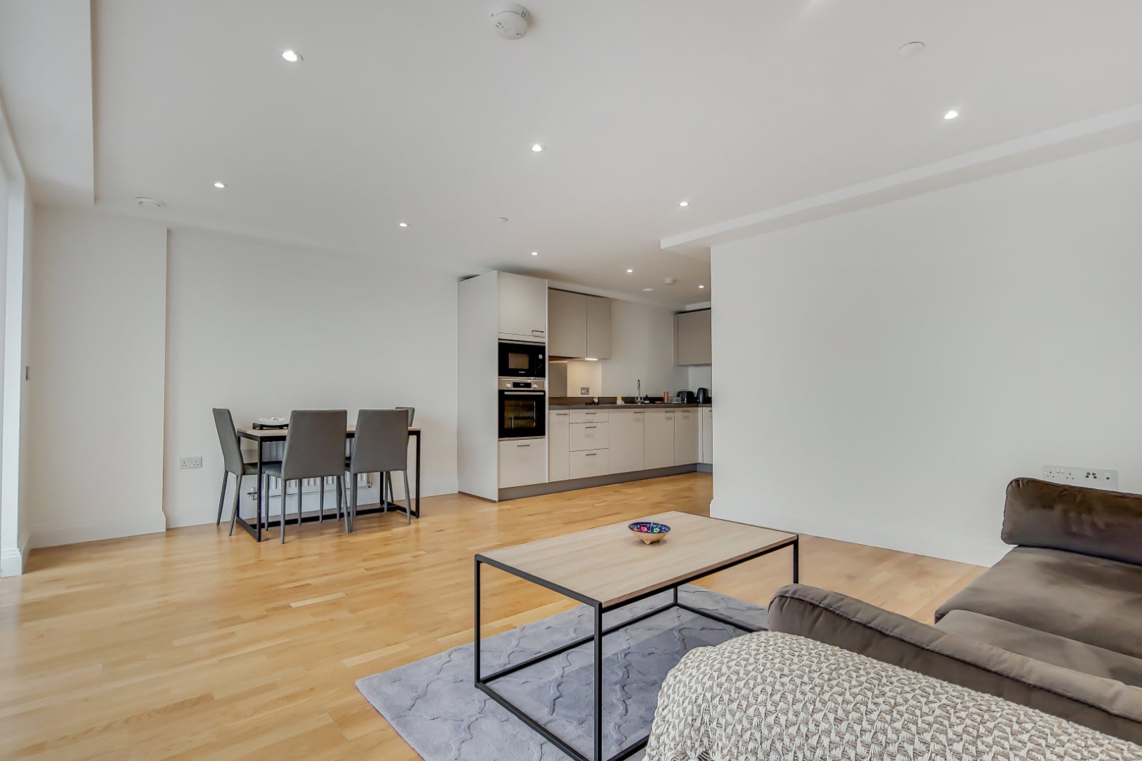 Flat Wellington Street in Greater London