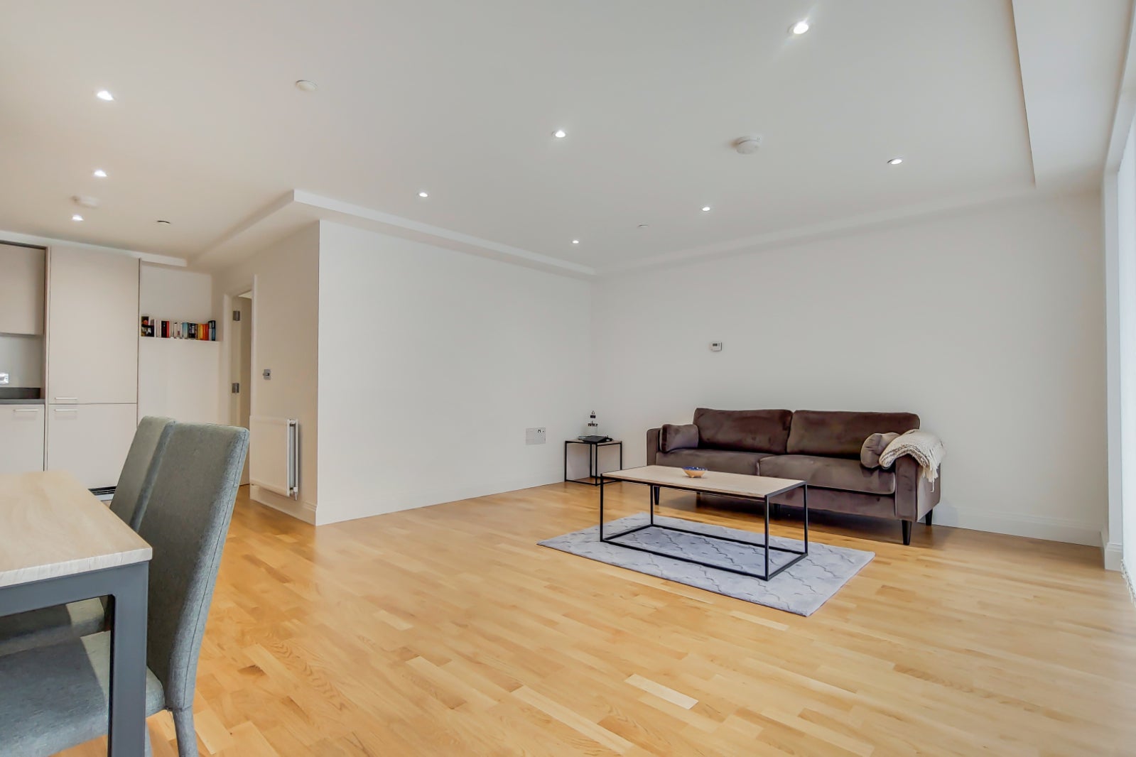 Flat Wellington Street in Greater London
