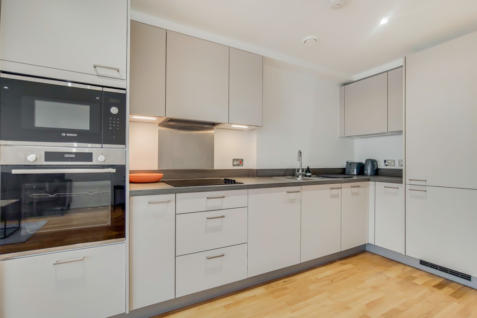 Flat Wellington Street in Greater London
