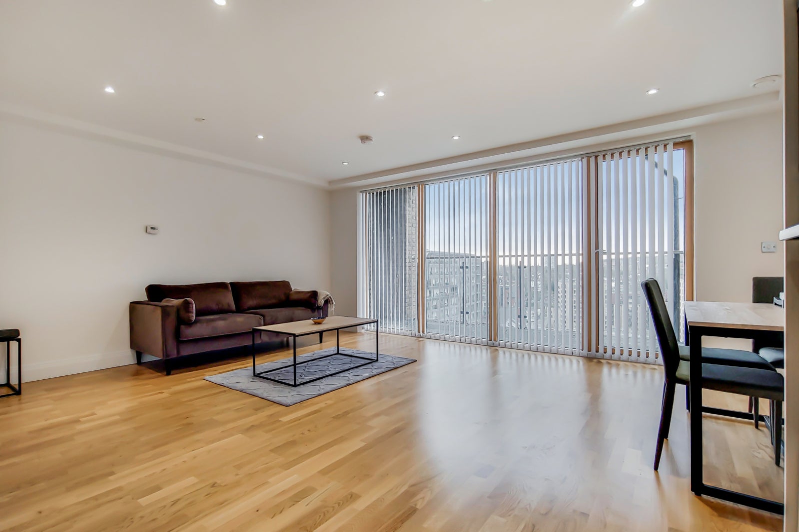 Flat Wellington Street in Greater London