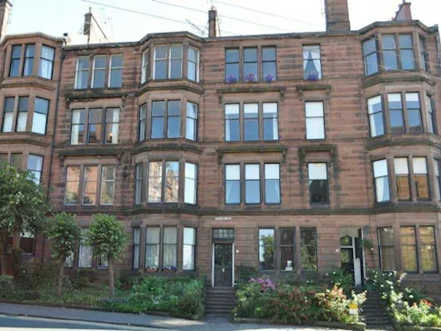 Flat Clarence Drive in Glasgow